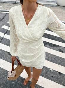 Serisse 女式提花重叠 V 领灯笼袖褶饰优雅迷你连衣裙 - 杏色 - 查看 5