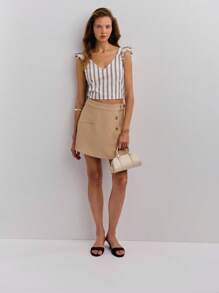 Nöista 无袖条纹短款上衣，V 领，肩部有可爱的荷叶边，是乡村女性服装和 7 月 4 日夏季风格的清爽之选。 - 卡其色 - 查看 5