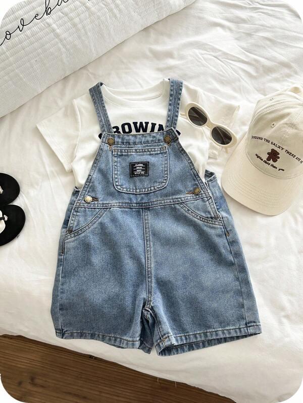 SHEIN Pantalones cortos de peto de jean azul entallados para niño pequeño