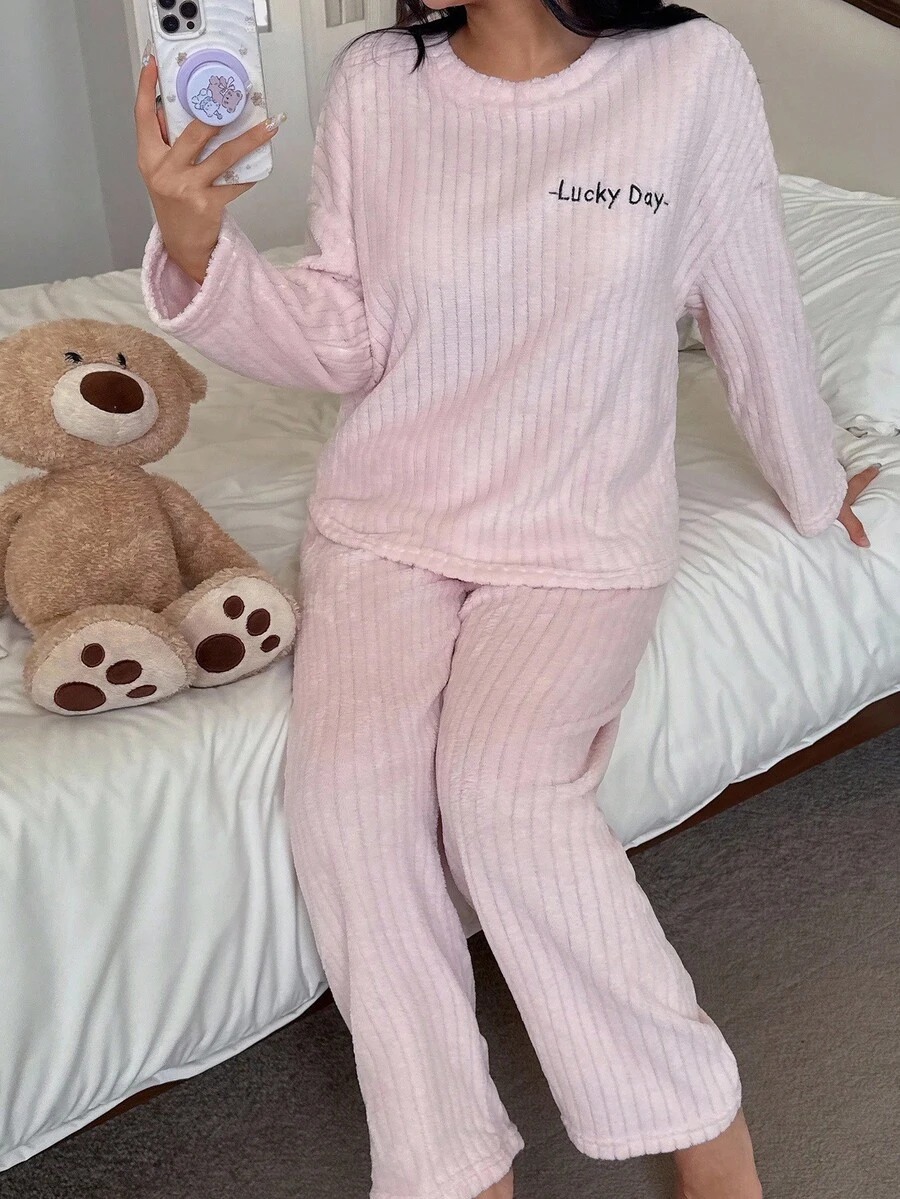 SHEIN 秋冬季毛绒字母刺绣长袖上衣和长裤休闲家居蓬松套装，秋季服装，舒适穿搭 - 淺粉色 - 查看 1