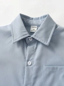 SHEIN Explorewe 男童休闲纯色长袖衬衫，精致小巧的品牌标识装饰，搭配休闲裤，适合日常休闲穿着、旅行、聚会、度假和上学，是春秋季的百搭单品。秋冬季时尚有型。 - 霧霾藍 - 查看 3