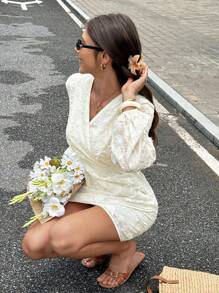 Serisse 女式提花重叠 V 领灯笼袖褶饰优雅迷你连衣裙 - 杏色 - 查看 3