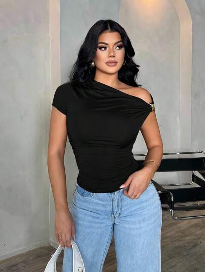 SHEIN SXY Blusa casual y versátil para mujer, elegante y sexy, de cuello asimétrico en color marrón