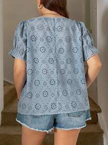 SHEIN LUNE 加大码纯色镂空刺绣方领休闲短袖衬衫，返校季，乡村女性，老钱风格女性，外出上衣 - 藍色 - 查看 3