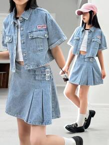 توصية ملابس للفتيات المراهقات في الصيف بطراز كوري رجعي أنيق وجذاب: ملابس علوية جينز قصيرة الأكمام واسعة الكتف مع جيب وتنورة جينز مطوية قصيرة، مناسبة للخروجات اليومية والمواعيد والتجمعات غير الرسمية وعطلات الشاطئ