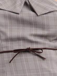 Nöista Bustier gris a cuadros estructurado con un detalle de cuello único y un lazo en la cintura delgada. Apariencia vintage, perfecto para un look de otoño. Ropa de mujer, de vuelta a la escuela