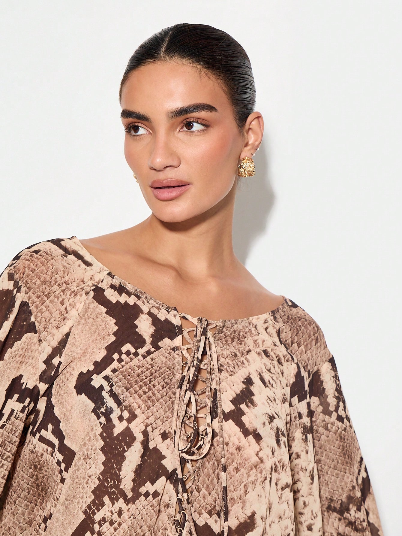 KIZN Bluse mit Ballonärmeln und Python-Print und Schnürdetail