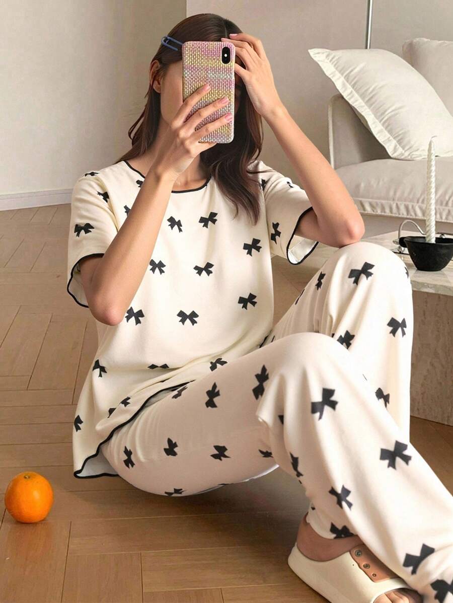 SHEIN Bộ đồ ngủ 2 món cho nữ, màu mơ in họa tiết nơ đen toàn bộ, thiết kế viền tương phản, áo tay ngắn và quần dài, bộ đồ ngủ thanh lịch, thời trang trở lại trường - Màu be - Xem 1