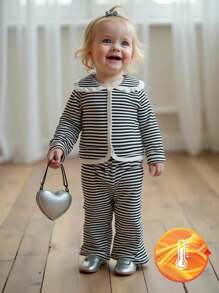 SHEIN Conjunto de top de manga larga con cuello Peter Pan y pantalones a rayas negras y blancas para bebé niña, conjunto casual a juego para la familia de otoño con textura acanalada para uso en casa y al aire libre - Blanco y Negro - Ver 1