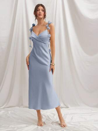 L'Amorae 女士缎面中长连衣裙，肩带扭纹处饰有花朵贴片