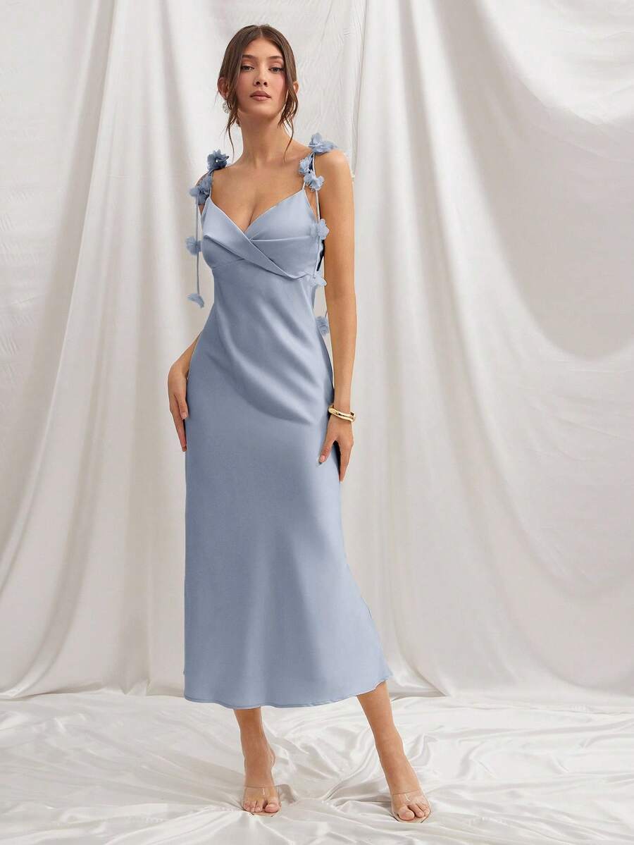 L'Amorae 女士缎面中长连衣裙，肩带扭纹处饰有花朵贴片