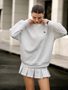 Hanevo 女士时尚休闲学院风两件套：刺绣宽松插肩袖运动衫和低腰拉链褶裥超迷你裙 - 淺灰色 - 查看 4