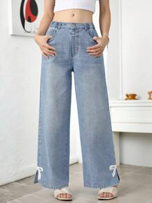 Denimly 少女喇叭牛仔裤，蝴蝶结点缀，甜美时尚休闲学院风推荐！中蓝色水洗牛仔面料，开衩下摆设计搭配白色蝴蝶结装饰，增添俏皮活力感。高腰弹力腰带+假链条设计，穿脱方便，宽松直筒廓形，倍感舒适。适合日常校服、返校季、周末朋友聚会等穿着。