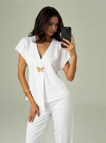 Mulvari Set de 2 piezas para mujer con blusa de manga de murciélago con borde asimétrico y accesorios metálicos, y pantalones largos - Blanco - Ver 4