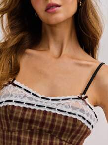 Nöista 棕色格子吊带背心，带有精致的蕾丝花边和蝴蝶结细节，女性化，非常适合乡村女性服装或美国七月四日的休闲服装。 - 咖啡棕 - 查看 3