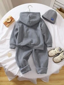 SHEIN Genkimix Kids 2 件套年轻男孩休闲字母印花长袖连帽衫和宽松裤套装，连帽设计，休闲外观，长袖款式适合春秋季节，休闲字母图案，时尚个性化和童趣十足，宽松舒适的裤子非常适合日常穿着、上学、玩耍、运动、聚会、返校季 - 深灰色 - 查看 2