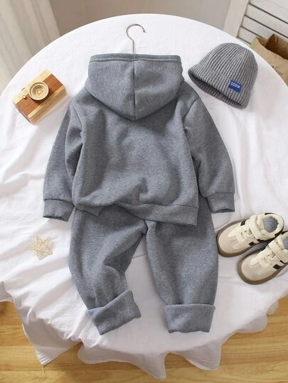 SHEIN Genkimix Kids Bộ 2 áo hoodie dài tay in chữ thường ngày cho bé trai và quần ống rộng, có thiết kế trùm đầu cho vẻ ngoài thoải mái, kiểu dáng dài tay phù hợp cho mùa xuân và mùa thu, họa tiết chữ thường ngày cho nét quyến rũ cá nhân và trẻ con thời trang, quần ống rộng thoải mái hoàn hảo để mặc hàng ngày, đi học, vui chơi, thể thao, tụ tập, mùa tựu trường