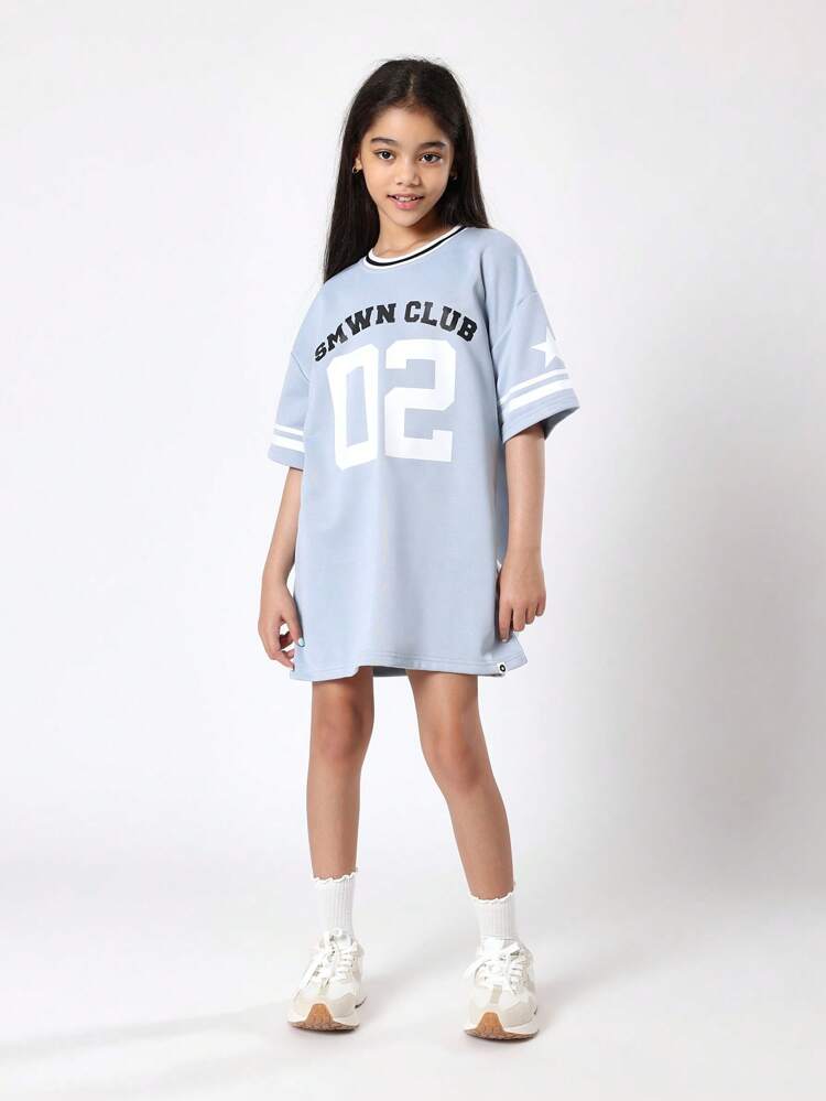 Vestido estilo camiseta universitaria con estampado de número de club