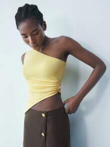 Maija 2025 年 7 月 4 日不对称下摆金属装饰不对称肩部无袖紧身短款上衣，百搭时尚别致的设计，奶油黄夏季上衣，女士沙滩装，西部风情，女士商务休闲装