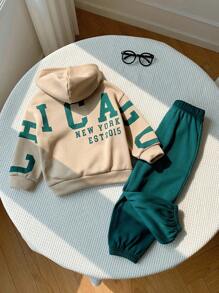 SHEIN 两件套男童休闲韩版宽松字母印花连帽衫和松紧腰裤套装，适合秋/春季、户外玩耍、上学、街头风、派对和居家休闲穿着，加厚保暖面料，适合秋冬季穿着。