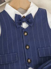 SHEIN Conjunto de 3 piezas de ropa formal de verano para niño pequeño tipo caballero, que incluye camisa de manga corta con moño + chaleco a rayas + pantalones cortos casuales con tirantes. Elegante y a la moda, adecuado para fiestas de cumpleaños, fiestas de noche, actuaciones, bodas, celebración del primer mes, bautizo, primer cumpleaños, atuendo para el Día de la Madre // Conjuntos a juego para toda la familia para la temporada de regreso a la escuela - Azul Marino - Ver 4