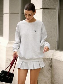 Hanevo 女士时尚休闲学院风两件套：刺绣宽松插肩袖运动衫和低腰拉链褶裥超迷你裙 - 淺灰色 - 查看 6