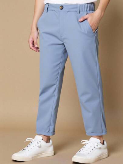 SHEIN 男童休闲纯色长裤，单扣装饰，斜插口袋，松紧腰设计，适合日常穿着、旅行、聚会、度假等场合，百搭时尚。蓝色长裤，适合女孩夏季穿着，舒适可爱，时尚百搭，也适合秋季、万圣节、圣诞节等场合。
