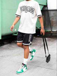 SHEIN Set de 2 piezas para adolescentes: Camiseta blanca de cuello redondo casual y deportiva, y pantalones cortos deportivos con decoración de cinta y estampado en inglés, adecuado para atuendos de niño adolescente, ropa de niño pequeño de vuelta al colegio. Apropiado para fiestas de cumpleaños, fiestas de noche, actuaciones, bodas, bautizos, ceremonias de apertura. Apto para uso diario, escuela, viajes, deportes, primavera y verano.