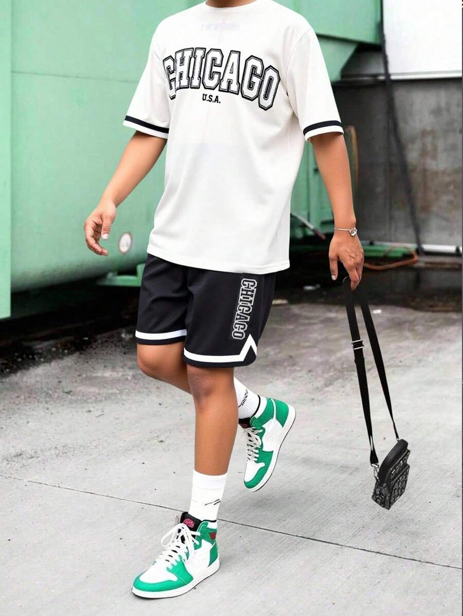 SHEIN Set de 2 piezas para adolescentes: Camiseta blanca de cuello redondo casual y deportiva, y pantalones cortos deportivos con decoración de cinta y estampado en inglés, adecuado para atuendos de niño adolescente, ropa de niño pequeño de vuelta al colegio. Apropiado para fiestas de cumpleaños, fiestas de noche, actuaciones, bodas, bautizos, ceremonias de apertura. Apto para uso diario, escuela, viajes, deportes, primavera y verano.