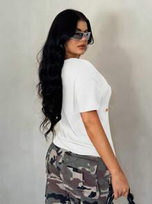 SHEIN SXY 女式夏季卡其色休闲复古街头水洗短袖上衣，复古朋克摩托车图案印花宽松 T 恤，金属链条装饰 T 恤，适合日常穿着/音乐节/俱乐部/派对，百搭上衣 - 白色 - 查看 2