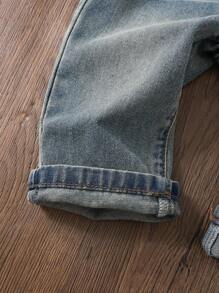 SHEIN Baby Boys' Fall/Winter Vintage Urban Street Cool Style Distressed Basic Everyday Style Casual Soft Cute Korean Style Blue Denim Flap Pocket Patch Cat Whiskers Overalls Romper,Boys Back To School Clothes,Boys Homecoming Clothes,Fall/Winter Kids Clothes,Toddler Boy Denim Overalls Romper,Baby Boys Baby Girls Denim Jumpsuit,Boys Night Out Outfit,Baby Christmas Clothes