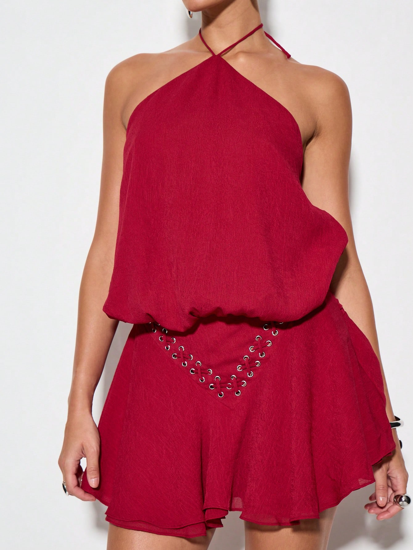 KIZN Mini-robe dos nu avec ourlet à volants et détails à lacets