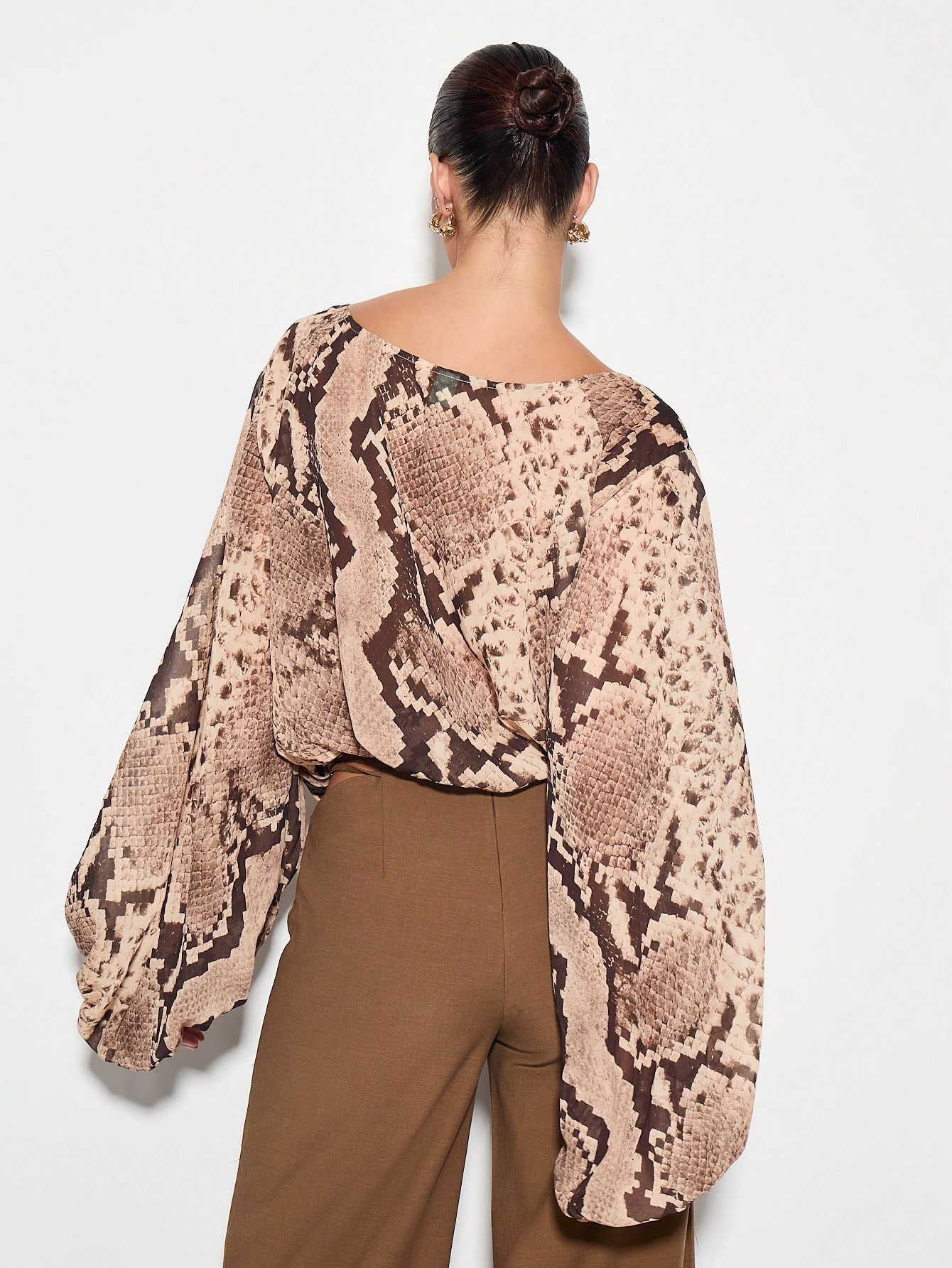 KIZN Bluse mit Ballonärmeln und Python-Print und Schnürdetail