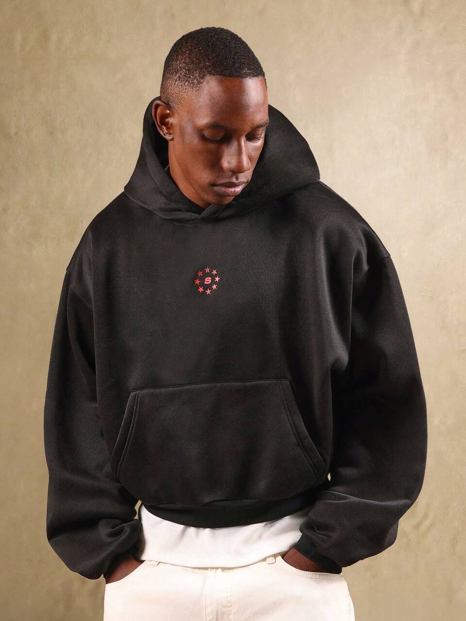 SUMWON Moletom Cropped Minimalista com Estampa de Arte Rabiscada nas Costas, Moletom com Bolso Central Contemporâneo de Streetwear, Design Urbano Casual para Primavera e Outono
