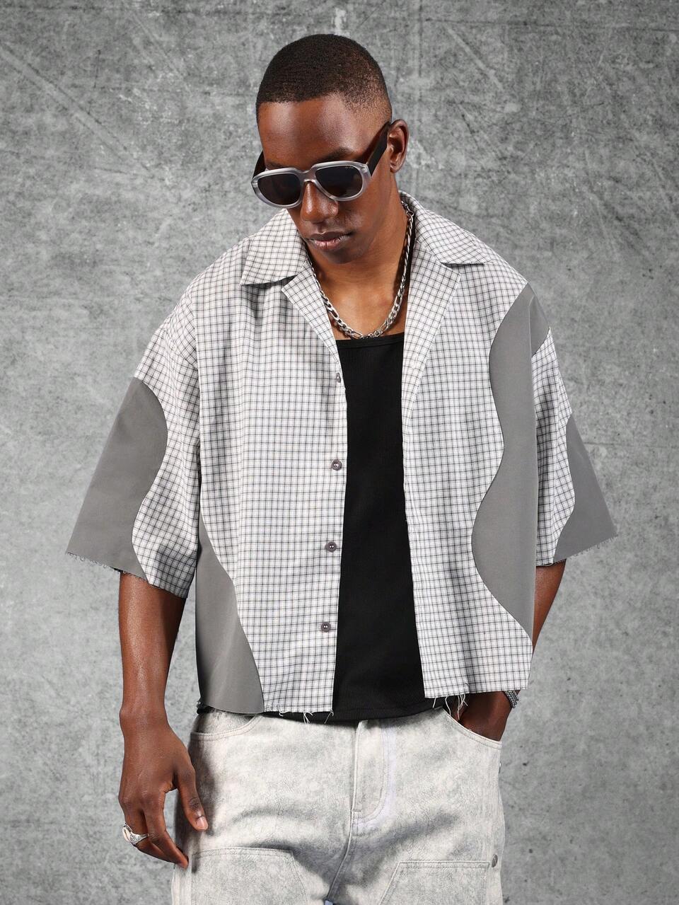SUMWON Camisa Cropped Oversized de Botão Branca com Remendos em Estilo Urbano de Moda de Rua, Estampa Xadrez de Cultura Grunge, Design de Bloco, Ajuste Folgado, Painel Cinza