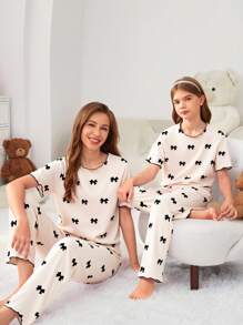 SHEIN Bộ đồ ngủ 2 món cho nữ, màu mơ in họa tiết nơ đen toàn bộ, thiết kế viền tương phản, áo tay ngắn và quần dài, bộ đồ ngủ thanh lịch, thời trang trở lại trường - Màu be - Xem 6