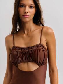 Nöista 这款棕色连体泳衣采用精致的细肩带设计，胸部柔软收拢，胸部下方采用大胆的镂空设计，打造时尚现代的时尚造型。时尚的廓形既彰显个性，也是夏季沙滩装的完美之选。 - 棕色 - 查看 3