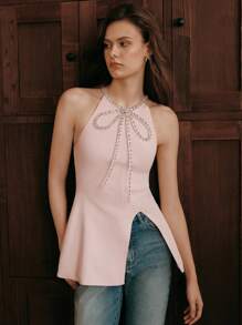 Anewsta Savoree 夏季优雅时尚粉色露背修身中长款荷叶边无袖开衩针织上衣/T恤，饰有水钻，是夏季、优雅场合以及情人节的完美之选。 - 粉色 - 查看 3