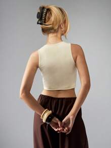 MISSGUIDED 优雅 V 领短款背心，带木珠细节，海滩度假夏季简约无袖修身休闲现代女性时尚休闲上衣 - 杏色 - 查看 3