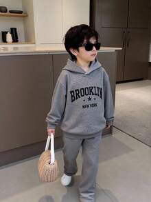 SHEIN Genkimix Kids 2 件套年轻男孩休闲字母印花长袖连帽衫和宽松裤套装，连帽设计，休闲外观，长袖款式适合春秋季节，休闲字母图案，时尚个性化和童趣十足，宽松舒适的裤子非常适合日常穿着、上学、玩耍、运动、聚会、返校季 - 深灰色 - 查看 3