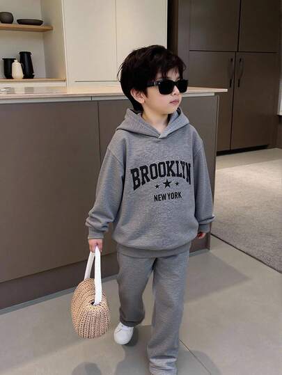 SHEIN Genkimix Kids Bộ 2 áo hoodie dài tay in chữ thường ngày cho bé trai và quần ống rộng, có thiết kế trùm đầu cho vẻ ngoài thoải mái, kiểu dáng dài tay phù hợp cho mùa xuân và mùa thu, họa tiết chữ thường ngày cho nét quyến rũ cá nhân và trẻ con thời trang, quần ống rộng thoải mái hoàn hảo để mặc hàng ngày, đi học, vui chơi, thể thao, tụ tập, mùa tựu trường