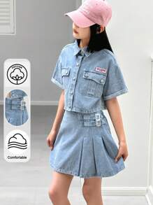 توصية ملابس للفتيات المراهقات في الصيف بطراز كوري رجعي أنيق وجذاب: ملابس علوية جينز قصيرة الأكمام واسعة الكتف مع جيب وتنورة جينز مطوية قصيرة، مناسبة للخروجات اليومية والمواعيد والتجمعات غير الرسمية وعطلات الشاطئ