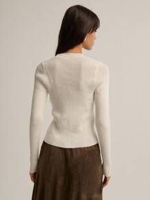 Nöista 这款针织开衫适合春秋季节较为凉爽的季节，可搭配裙子或牛仔裤。采用竖条纹针织面料，轻盈贴身。颜色为柔和的象牙白，整体纹理低饱和度。设计采用单颗立体编织花朵纽扣作为门襟，营造出简约而法式的浪漫气息。 - 白色 - 查看 5