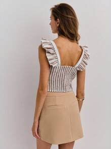 Nöista 无袖条纹短款上衣，V 领，肩部有可爱的荷叶边，是乡村女性服装和 7 月 4 日夏季风格的清爽之选。 - 卡其色 - 查看 2