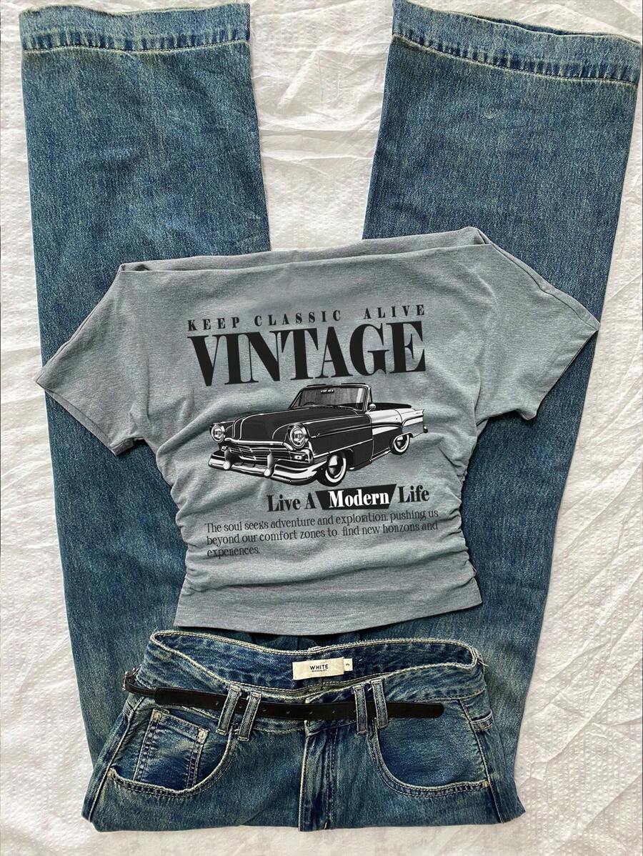 Attitoon Camiseta de manga corta ajustada con hombros descubiertos y fruncidos, con estampado de coche vintage y letras, estilo casual y vintage, adecuada para el verano - Gris Claro - Ver 1