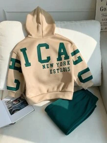 SHEIN 两件套男童休闲韩版宽松字母印花连帽衫和松紧腰裤套装，适合秋/春季、户外玩耍、上学、街头风、派对和居家休闲穿着，加厚保暖面料，适合秋冬季穿着。