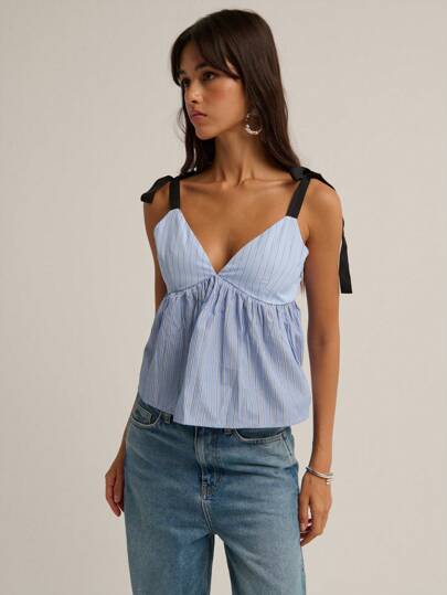 Nöista 蓝白条纹无袖上衣，黑色系带，深V领。非常适合夏季穿着，也适合休闲日，非常适合搭配牛仔短裤或裙子。