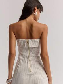 Nöista 这款极简主义细条纹吊带长裙时尚又现代。它采用合身的紧身胸衣和纤细的肩带，非常适合商务休闲女性、教师装扮，或作为过渡到冬季的秋季主打服装。 - 白色 - 查看 2