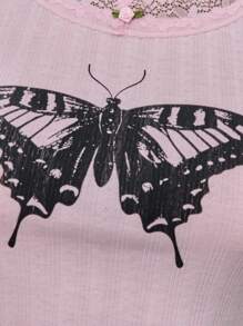 TypaGal Camiseta de tirantes acanalada rosa con estampado audaz de mariposa y ribete de encaje. Un verdadero elemento esencial de 2YK que evoca los primeros años 2000 con un toque coqueto, ideal para usar en capas durante el otoño - Rosa - Ver 6