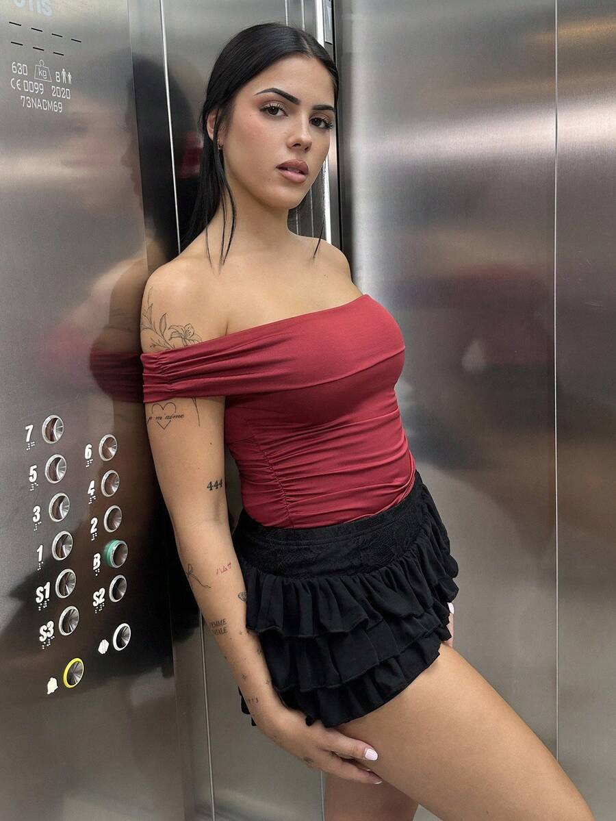 Lucia Bellido 女士夏季纯色勃艮第红色褶皱修身露肩 T 恤上衣 Y2K 服装 - 酒紅色 - 查看 1